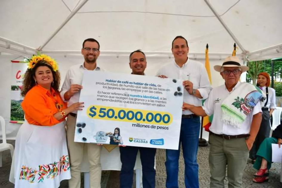 El 11 de octubre del 2023, el entonces gobernador de Caldas, Luis Carlos Velásquez (segundo de izq. a der.), participó en un evento público en el que se anunció la asignación de $50 millones para la ejecución de una feria del café en Chinchiná. Estuvo acompañado del diputado y candidato Andrés Fernando Chaparro Echeverry (cuarto).