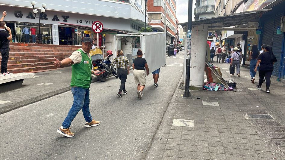 Retiro de una de las dos estructuras sin autorización en el centro de Armenia.