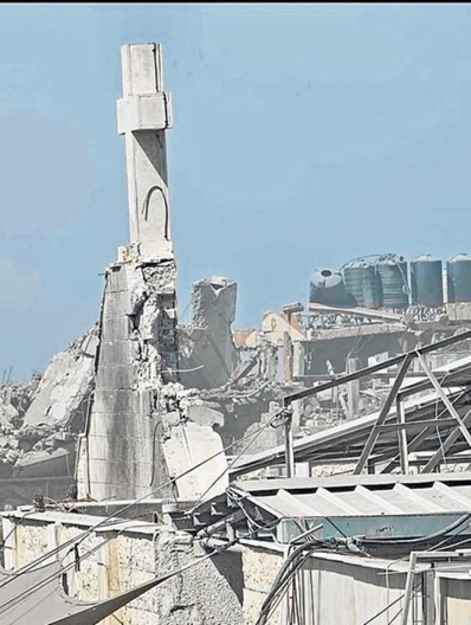 La Iglesia de la Sagrada Familia sufrió ayer graves daños tras un bombardeo israelí.