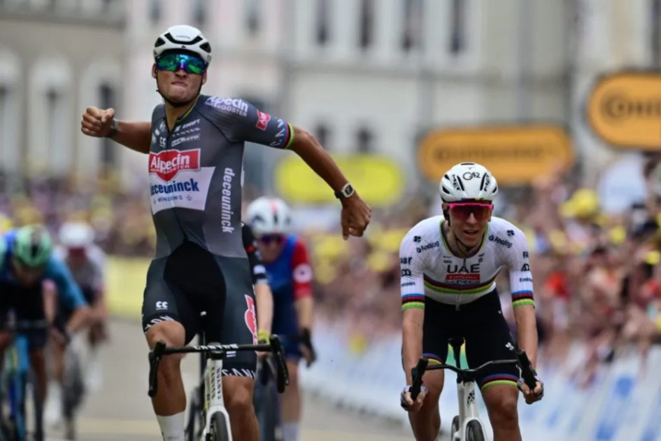 Mathieu van der Poel le ganó el duelo a Tadej Pogacar en la segunda etapa del Tour de Francia 2025. 