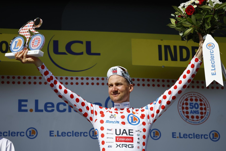 El ciclista belga Tim Merlier, del equipo Soudal Quick-Step, celebra en el podio tras ganar la novena etapa del Tour de Francia.
