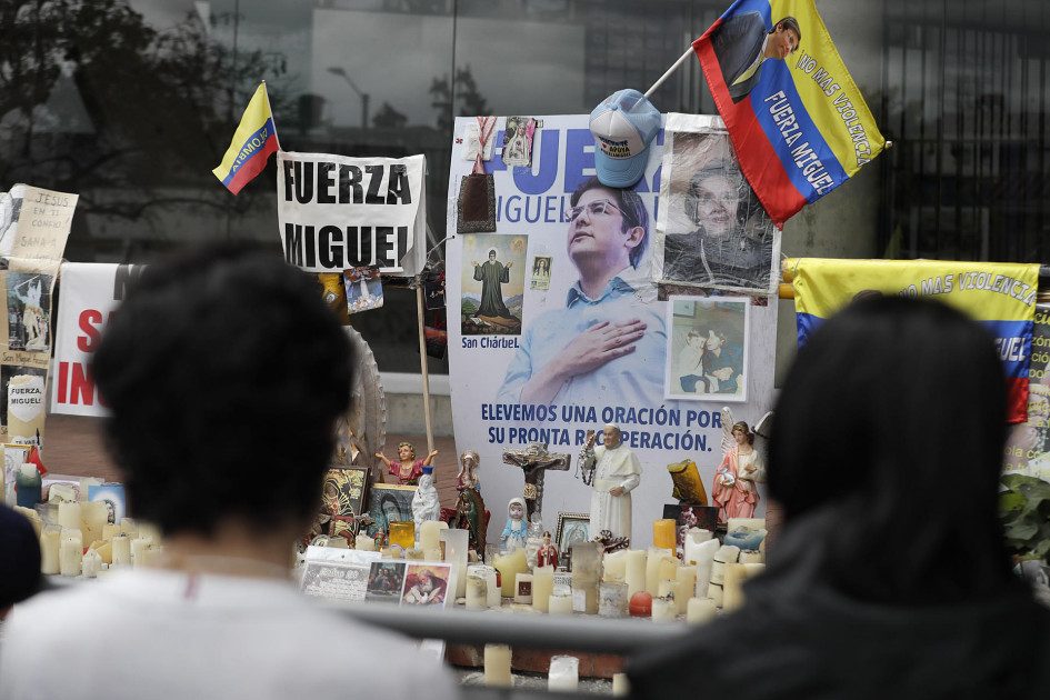 Personas han orado en un altar improvisado frente a la Fundación Santa Fe de Bogotá, lugar donde permanece hospitalizado el senador colombiano Miguel Uribe Turbay.