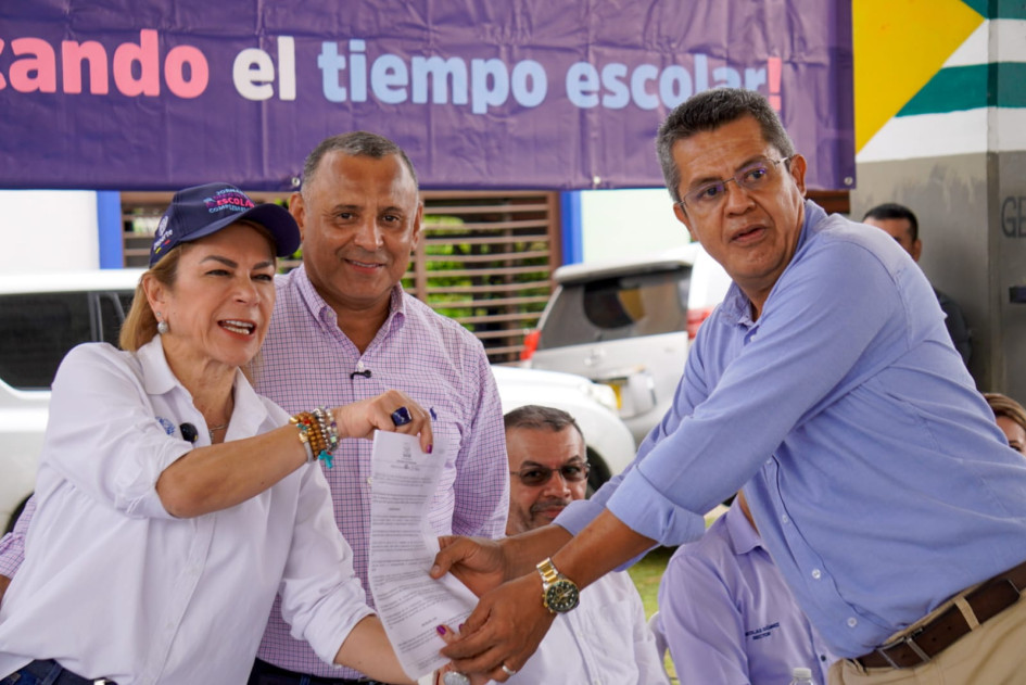 La ministra del Deporte, Patricia Duque Cruz, acompañó la entrega de la resolución al colegio Rufino José Cuervo Sur de Armenia.