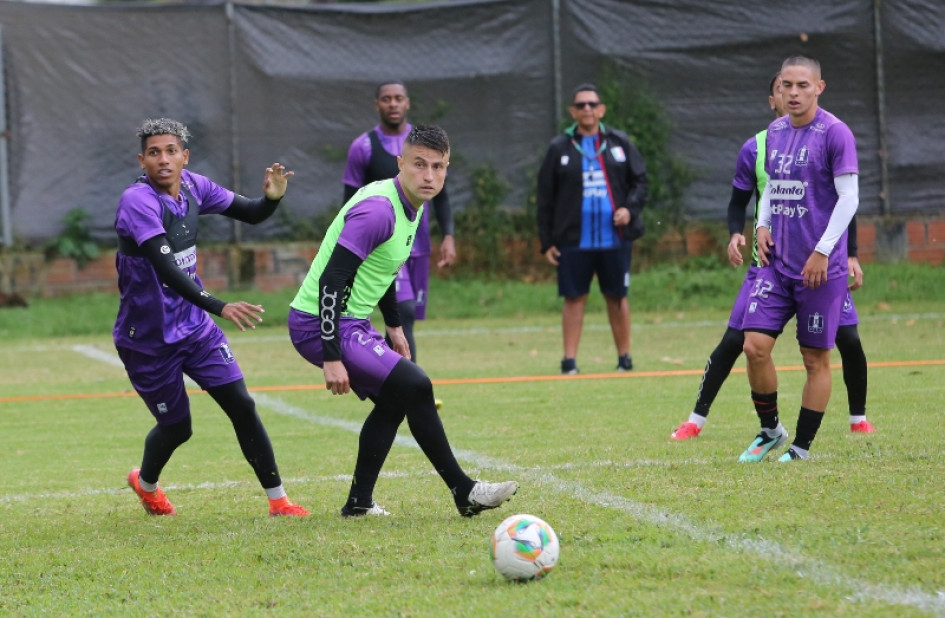Juan Camilo García (centro) sería titular esta noche en el partido de Once Caldas y Atlético Nacional en el Palogrande.