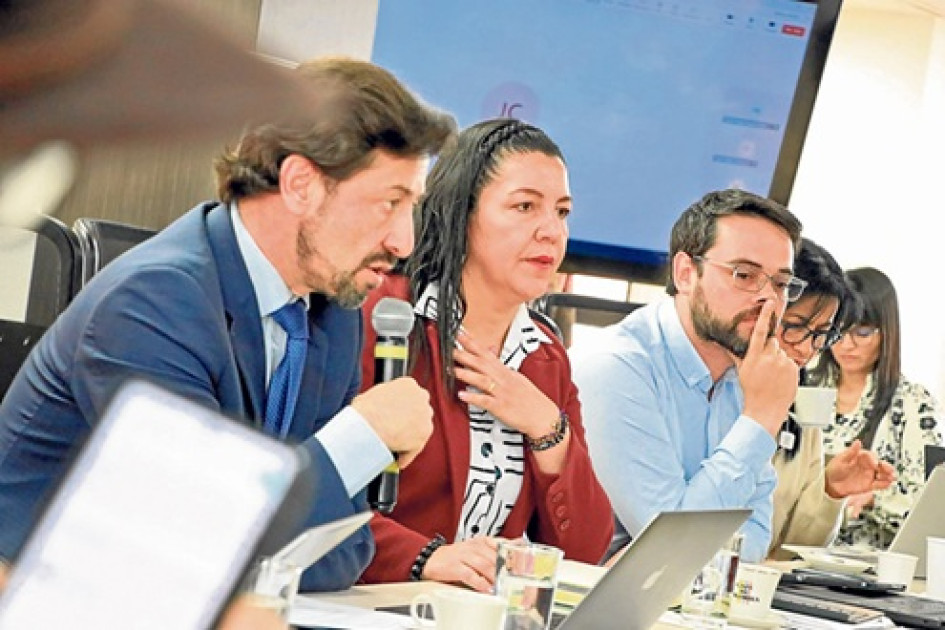 El viceministro de Comercio Exterior, Luis Felipe Quintero, y la viceministra de Asuntos Agropecuarios, Geidy Ortega, instalaron la mesa de diálogo con los voceros de los arroceros, pero se levantó en la tarde.