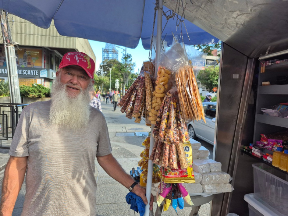 La vida le sonríe a Papá Noel en Manizales: "El trabajo es mi mayor arma contra la depresión", señala José Rubiel Martínez Echeverri, quien se mudó de El Triángulo a El Cable con su venta de dulces. Ahora tiene un módulo metálico.