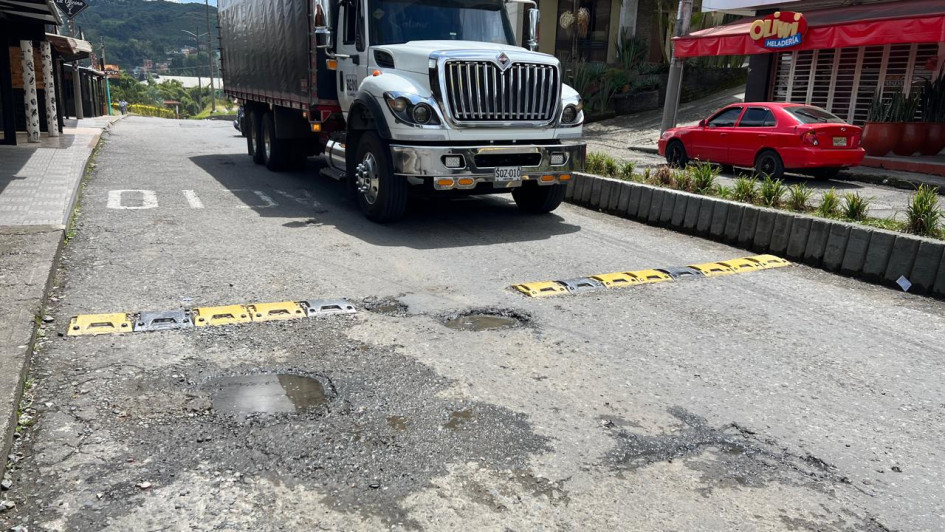 Para esquivar los huecos, los vehículos realizan maniobras peligrosas. 