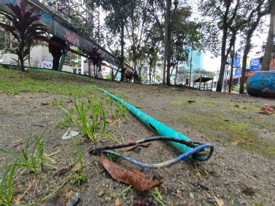 En el parque hay cables expuestos a la lluvia.