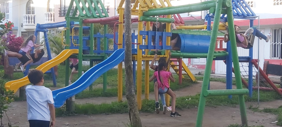 Los niños disfrutando del parque en el barrio Carlos Parra.