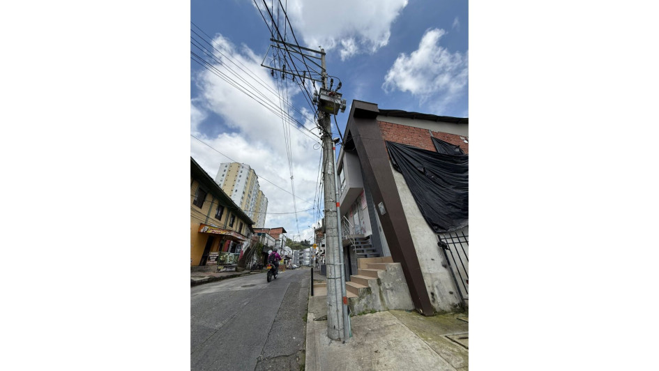 El poste ubicado en la carrera 13 #4A-53, bajando hacia el colegio Gemelli.