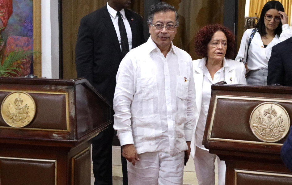 El presidente de Colombia, Gustavo Petro, a su llegada a villa d'accueil este viernes en Puerto Príncipe (Haití).