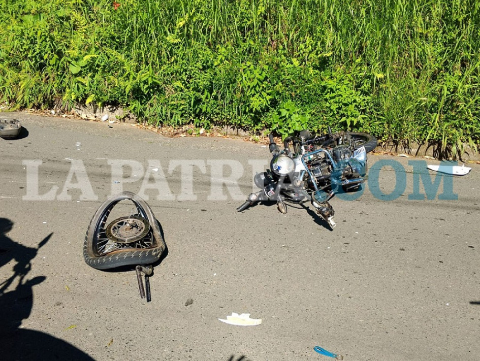 El motociclista involucrado en el choque con el yip resultó lesionado en una pierna.