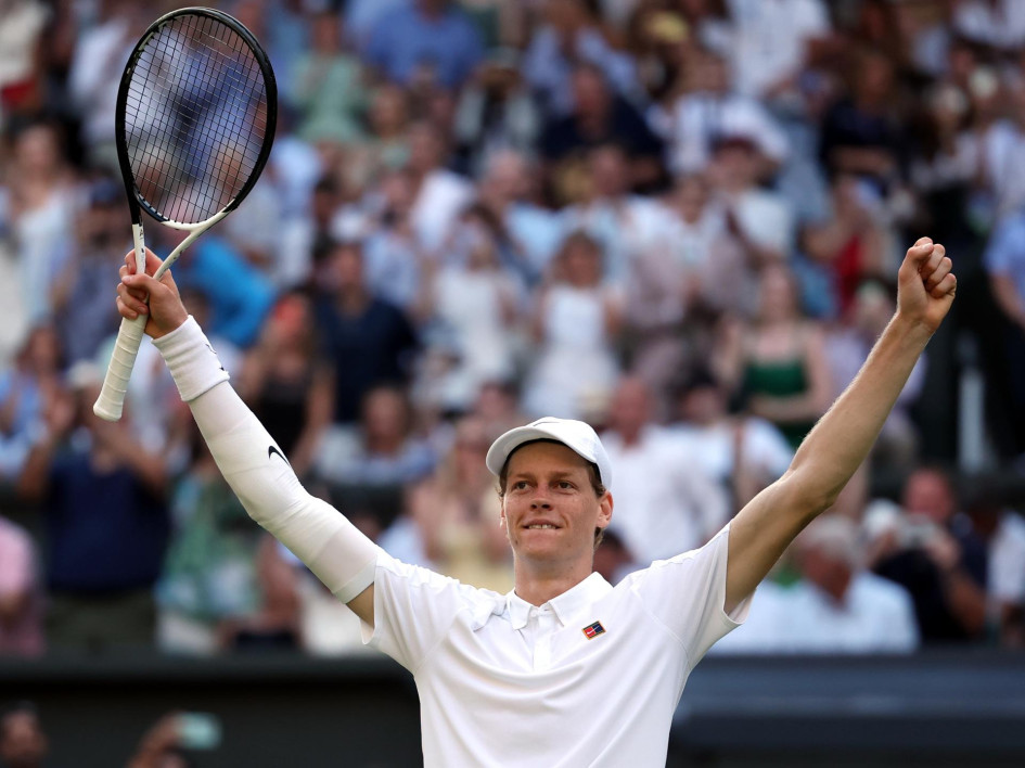 El italiano Jannik Sinner celebra tras ganar la final individual masculina contra el español Carlos Alcaraz en el Campeonato de Wimbledon.