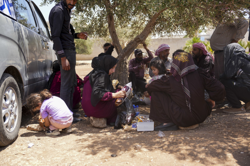 Un grupo de beduinos desplazados de la ciudad de Shahba, en la provincia siria de Al Sueida, en un albergue improvisado en Deraa tras los enfrentamientos entre facciones drusas, clanes beduinos y fuerzas gubernamentales.