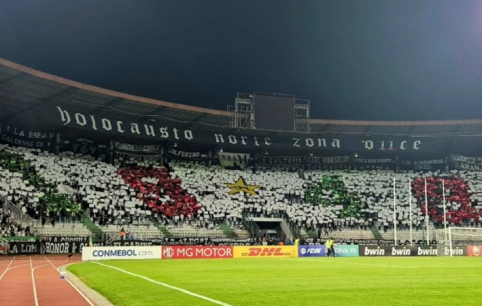 Mosaico realizado por hinchas de Once Caldas en la tribuna norte.