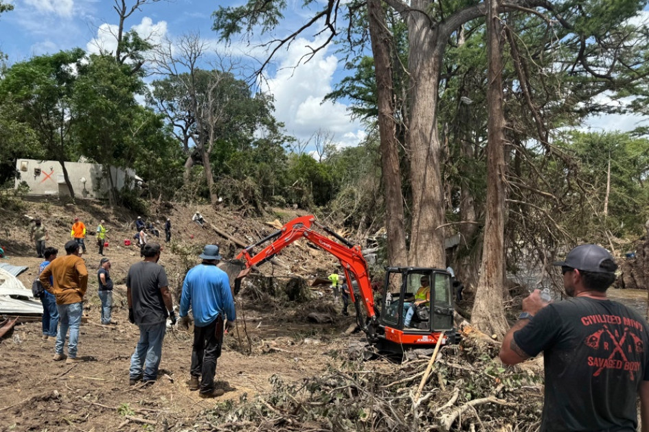 Personas recogen escombros en las zonas afectadas por las recientes inundaciones en Kerrville (EE.UU.)