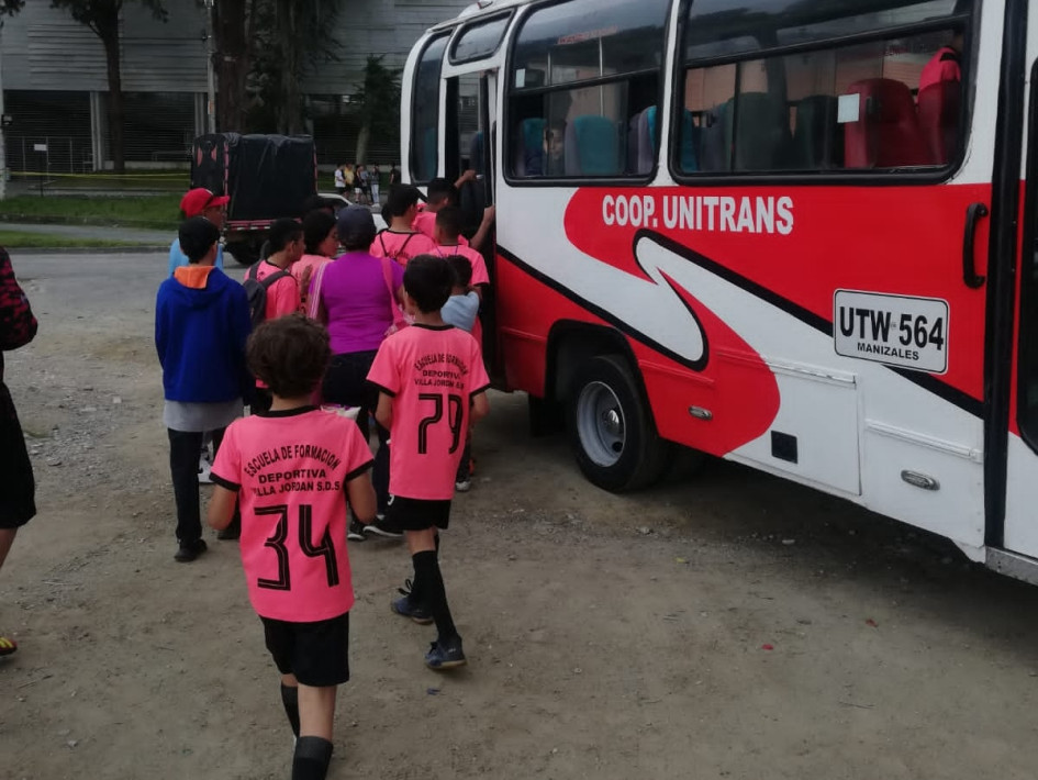 La Cooperativa Unitrans se alió con una comunidad religiosa para movilizar a 70 deportistas, gratis. Apoyan el dogma del deporte en Manizales.