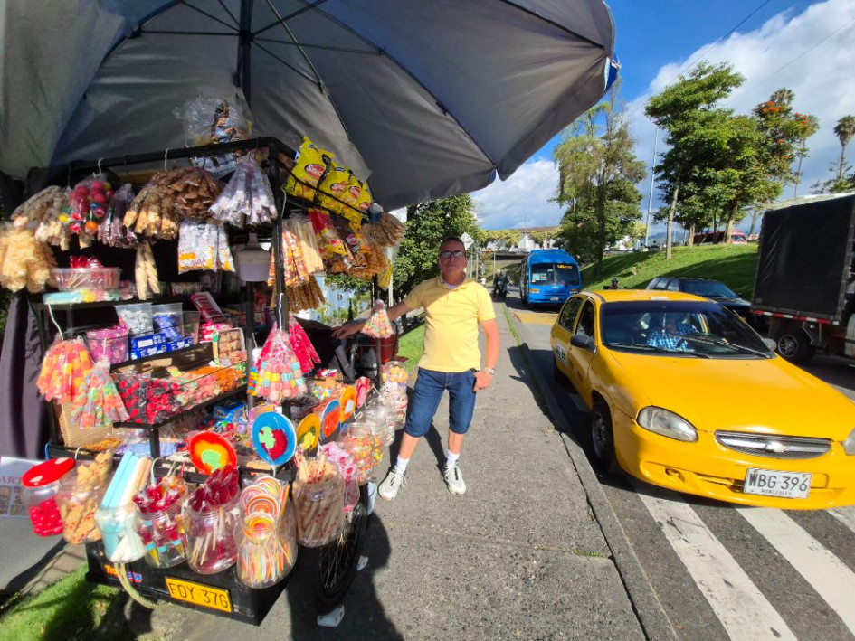 Ángel Cano en su puesto de dulces.
