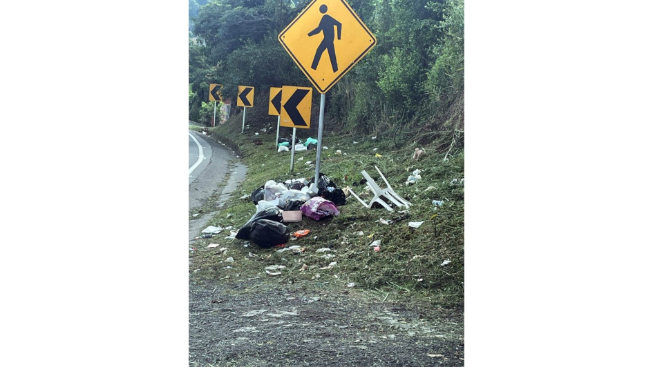 Las basuras llegando a San Peregrino. 