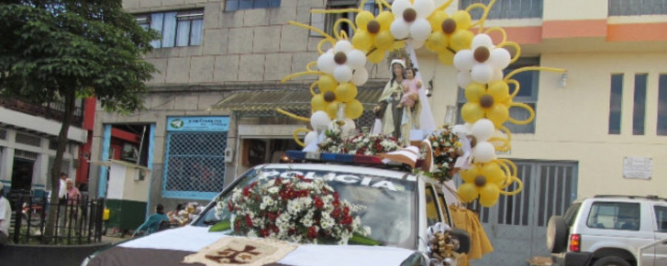 Es tradicional que los conductores sus vehículos durante la celebración a la Virgen del Carmen. 