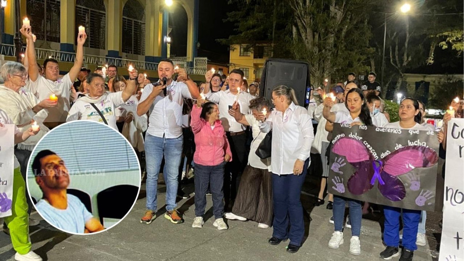 En el parque principal de Aranzazu se reunieron para una velatón por Cindy Yanine Cardona Marín, quien fue asesinada por su expareja el pasado domingo.