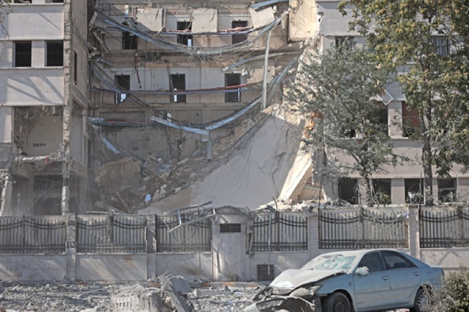 Un bombardeo alcanzó de forma directa el cuartel militar, ubicado en pleno centro de la capital, junto a su plaza más emblemática, donde se elevaron inmensas nubes de humo en medio del sonido de fuertes explosiones, creando una estampa insólita.