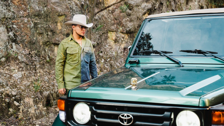 Yeison Jiménez durante la grabación del video 'Se Acabó' en las afueras de Bogotá.