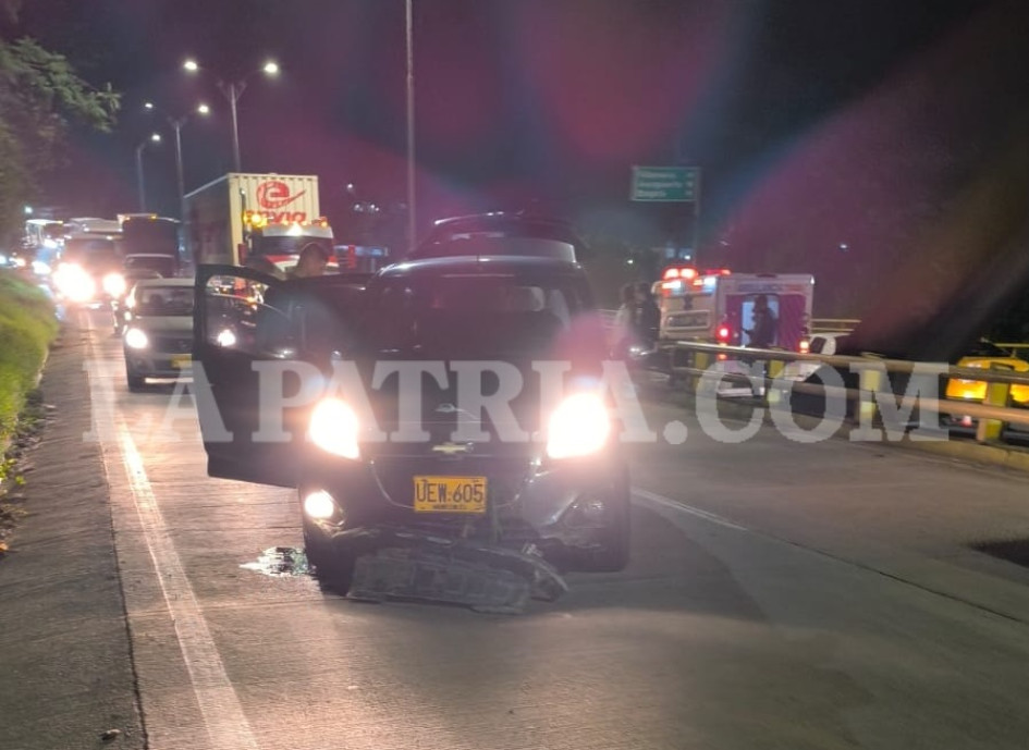 Los organismos de socorro atendieron a cuatro personas. Dos, que iban en la moto, sufrieron lesiones.