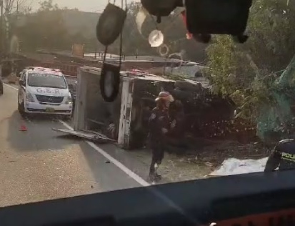 Miembros del GER y del Cuerpo Oficial de Bomberos atendieron a los ocupantes del carro accidentado.
