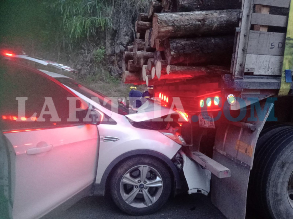En el choque se vieron involucrados tres vehículos. Los lesionados se movilizaban en una motocicleta.