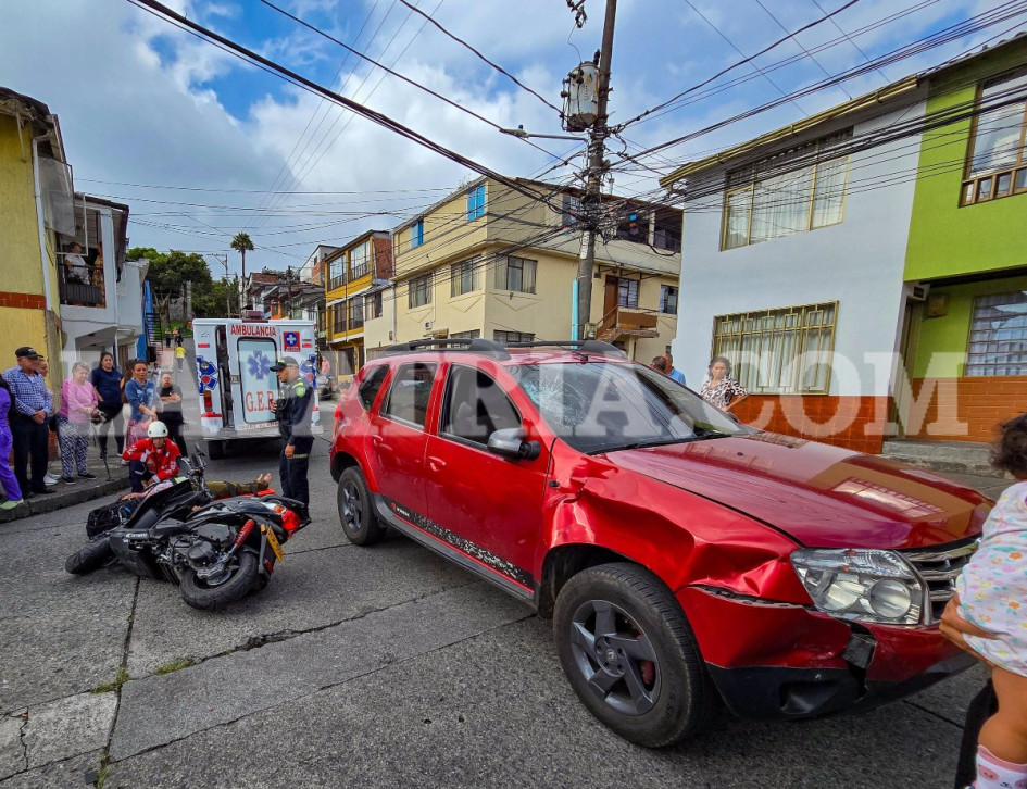Dos mujeres sufrieron lesiones tras chocar en una motocicleta con un carro, en La Enea, de Manizales.