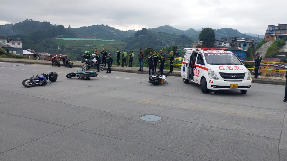En el accidente de tres motos en Manizales, cuatro personas sufrieron lesiones.
