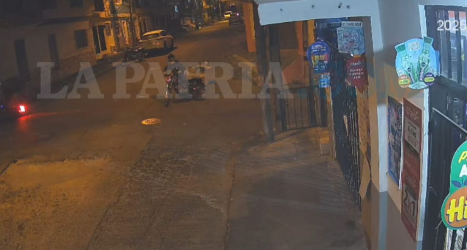 Tras el choque, el conductor de una moto huyó, y todo quedó grabado en cámaras.