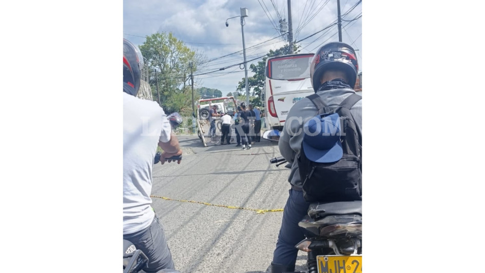 El menor, de 14 años, chocó de frente contra un bus en la vía Risaralda - Anserma.