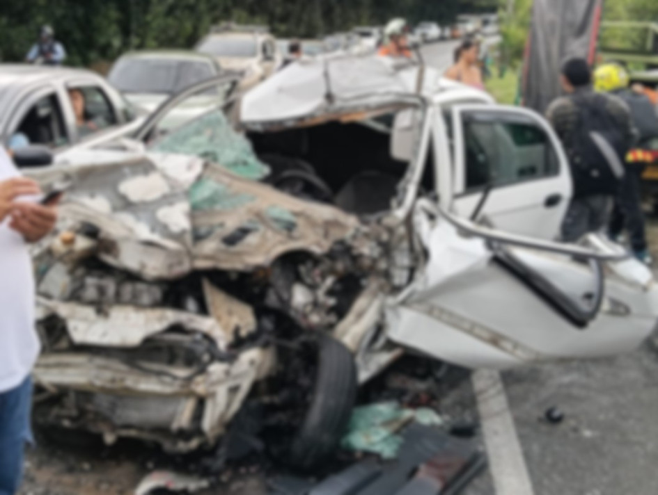 Un carro particular chocó contra bus de servicio público en la vía que comunica a Pereira con La Virginia 