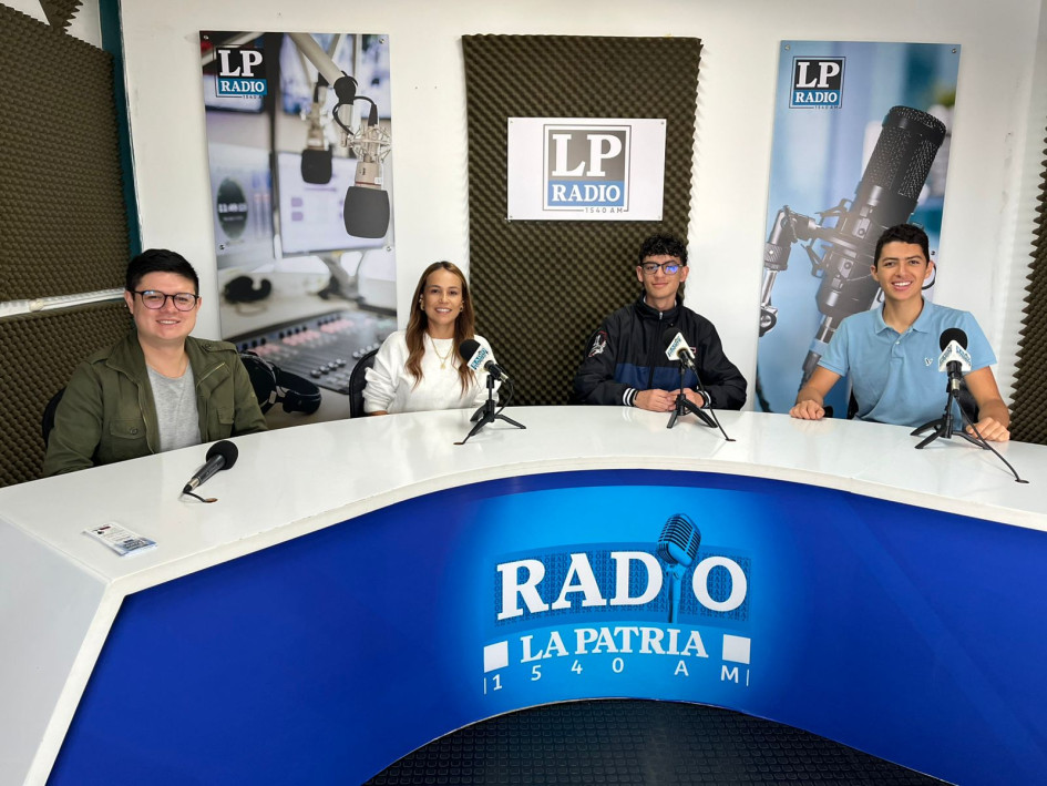    Alejandro Morales de la Cancillería de Colombia; la profesora de Manizales Ángela Usma y los estudiantes Simón Botero y Samuel Pachón.