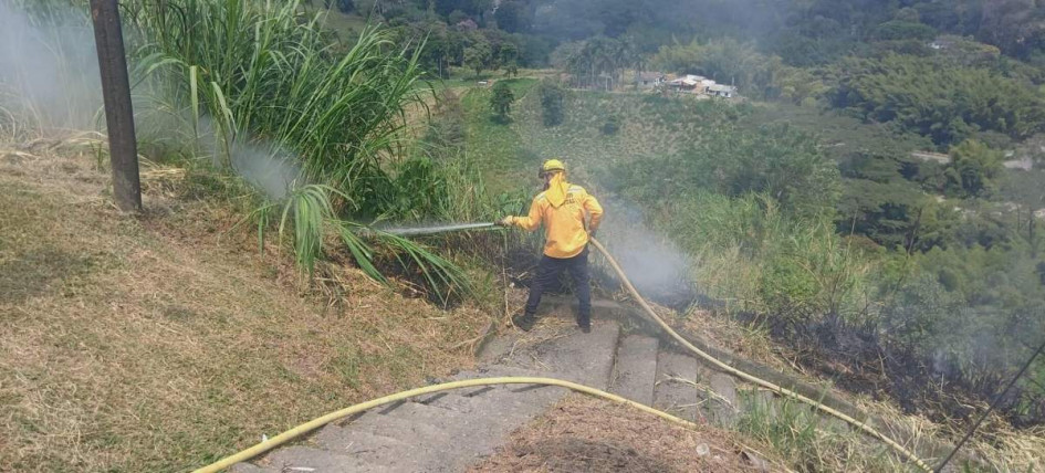Es importante que las comunidades se mantengan atentas a los comunicados oficiales, así como a las páginas de los organismos de socorro y alcaldías municipales, especialmente por posibles cierres de vías- 