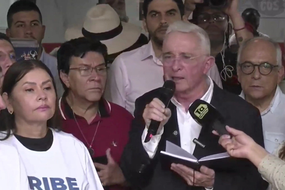 Desde el centro de Medellín, donde esta mañana asistió a la misa en la Iglesia de San José, Uribe pronunció un discurso con tono electoral.
