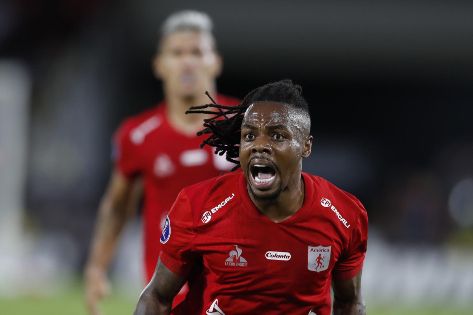 Jhon Murillo de América celebra un gol este martes, durante un partido de la eliminatoria para octavos de final de la Copa Sudamericana entre América de Cali y Bahía en el estadio Pascual Guerrero en Cali (Colombia).