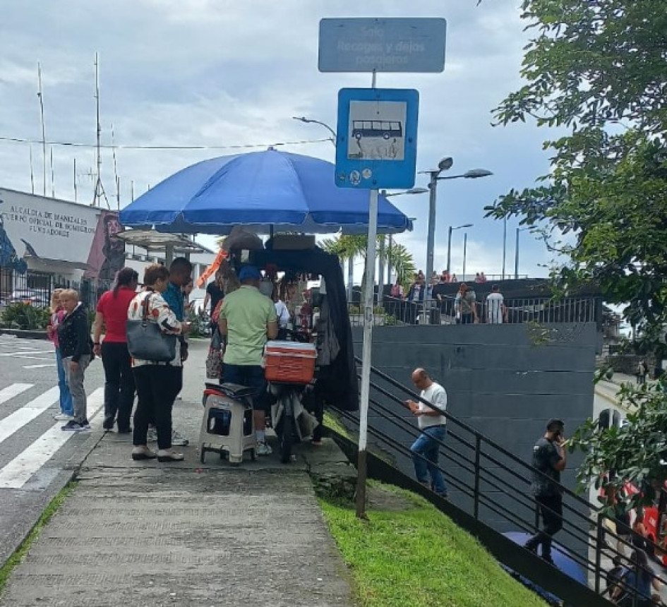El vendedor ambulante está ubicado en la entrada al puente peatonal del Centro Comercial Fundadores.