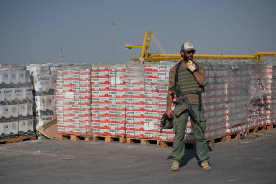Vista de cajas de ayuda humanitaria en Kerem Shalom (Israel). Bajo el sol abrasador del verano, cajas con alimentos se descomponen a la intemperie en el cruce de Kerem Shalom, del lado de la Franja de Gaza.