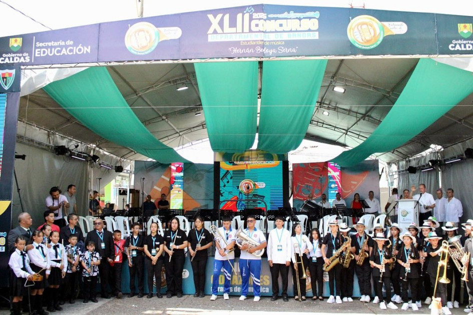 Los ganadores de todas las categorías se agruparon para la foto