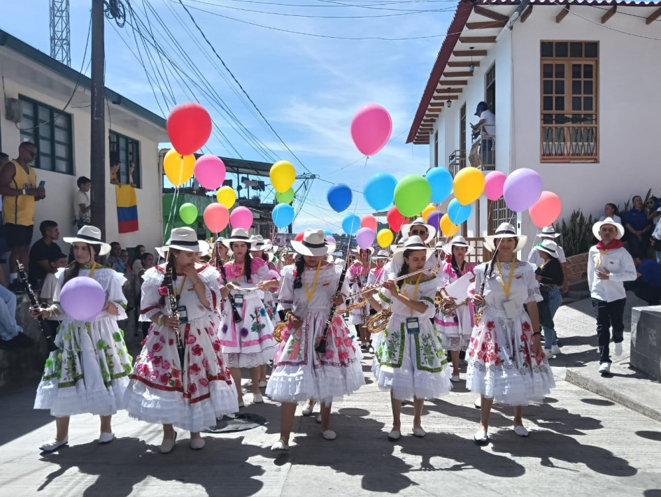 Música, color, danza, folclor y alegría en el desfile de las bandas participantes desde el barrio San Vicente hasta el parque Risaralda, en Marquetalia (Caldas).