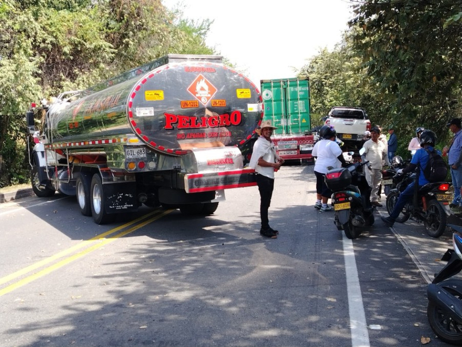 Bloqueo de camioneros en la vía de Lérida (Tolima), sector Hocol este miércoles (23 de julio).