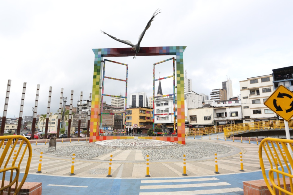 El bulevar de la 19 se convirtió en una frontera en medio de la plaza Alfonso López de Manizales. Vendedores aseguran que la promesa de progreso quedó en el limbo.