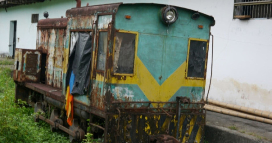 El óxido y estar al sol y al agua hizo que la locomotora perdiera su color original.
