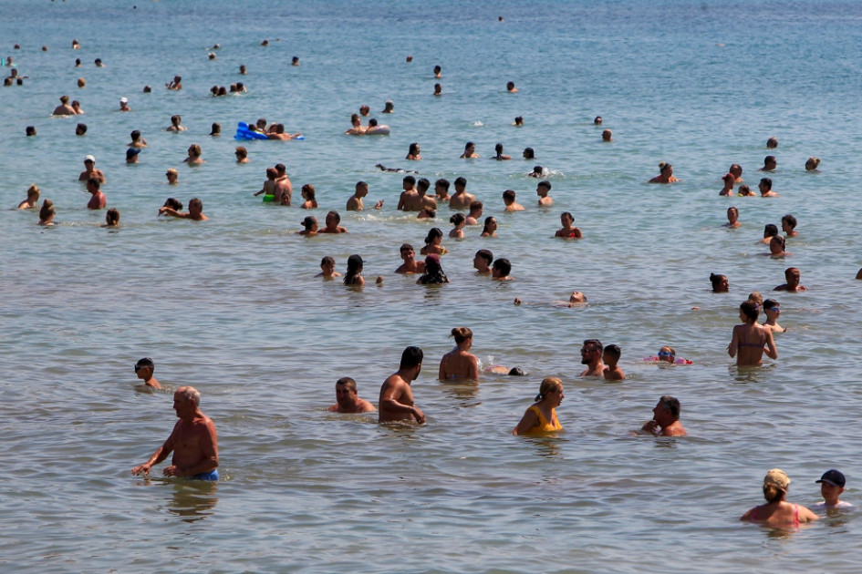 Vista general de la playa de El Postiguet de Alicante (España) tras la primera ola de calor del verano.