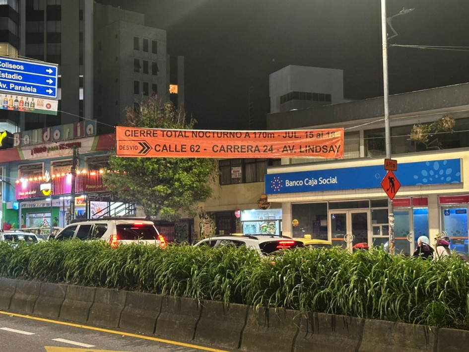 En la avenida Santander de Manizales se instaló un pasacalle para anunciar el cierre nocturno de una vía. Lea hasta cuándo se restringirá el paso en las noches.
