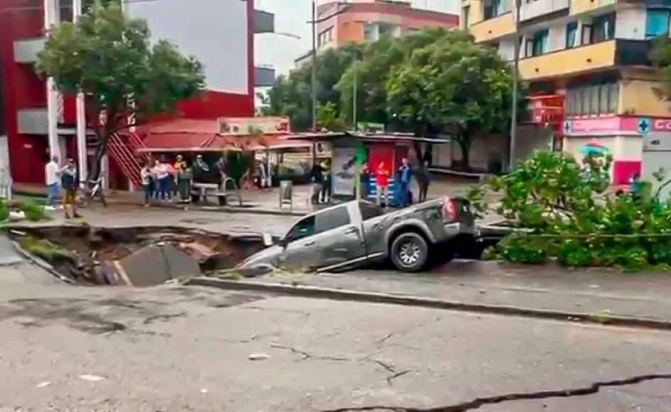 Vía que colapsó en Villavicencio