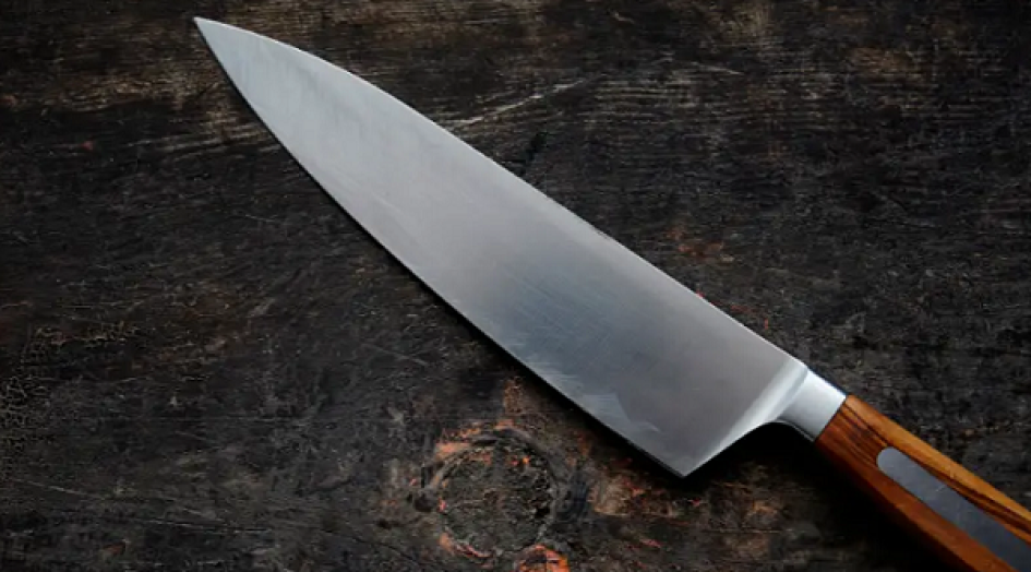 El hombre lesionado sigue bajo observación médica, tras el ataque de su pareja.